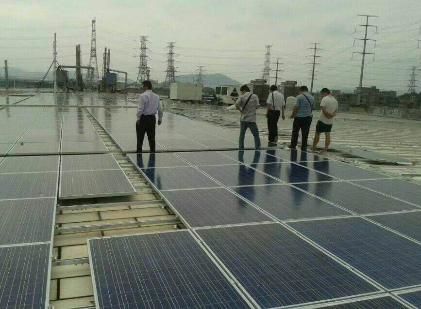分享一个光伏项目案例，有谁知道他是怎么和屋顶固定的吗？