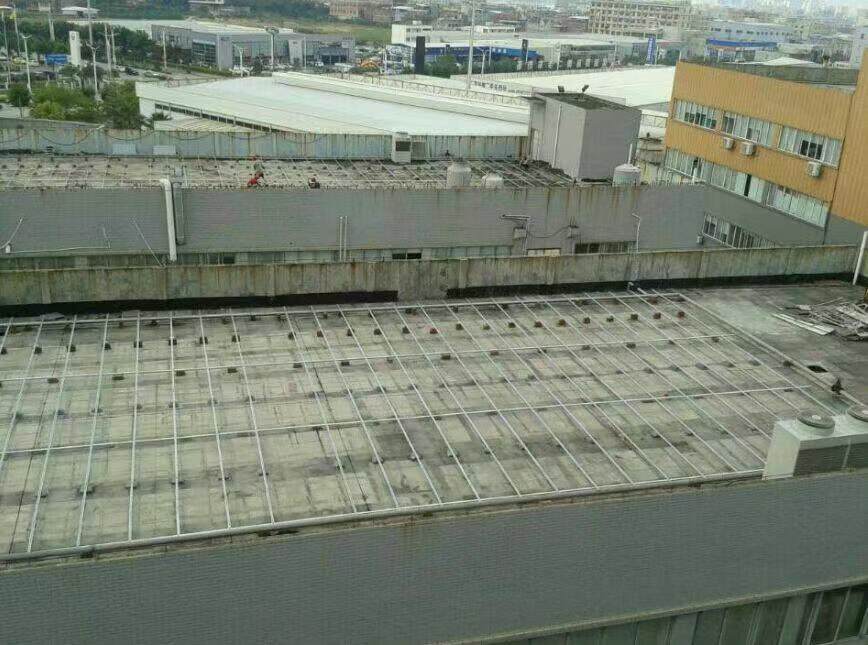 分享一个光伏项目案例，有谁知道他是怎么和屋顶固定的吗？