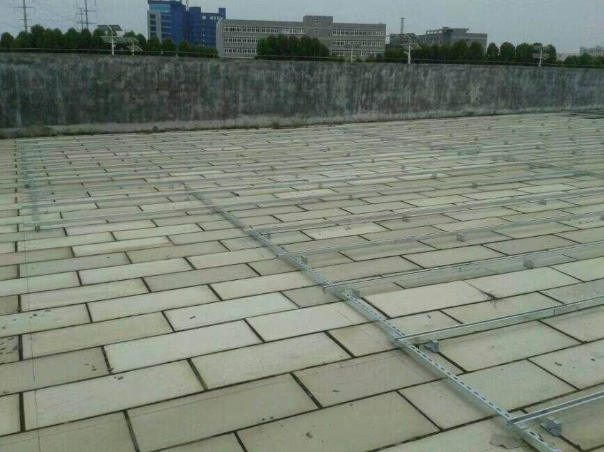 分享一个光伏项目案例，有谁知道他是怎么和屋顶固定的吗？